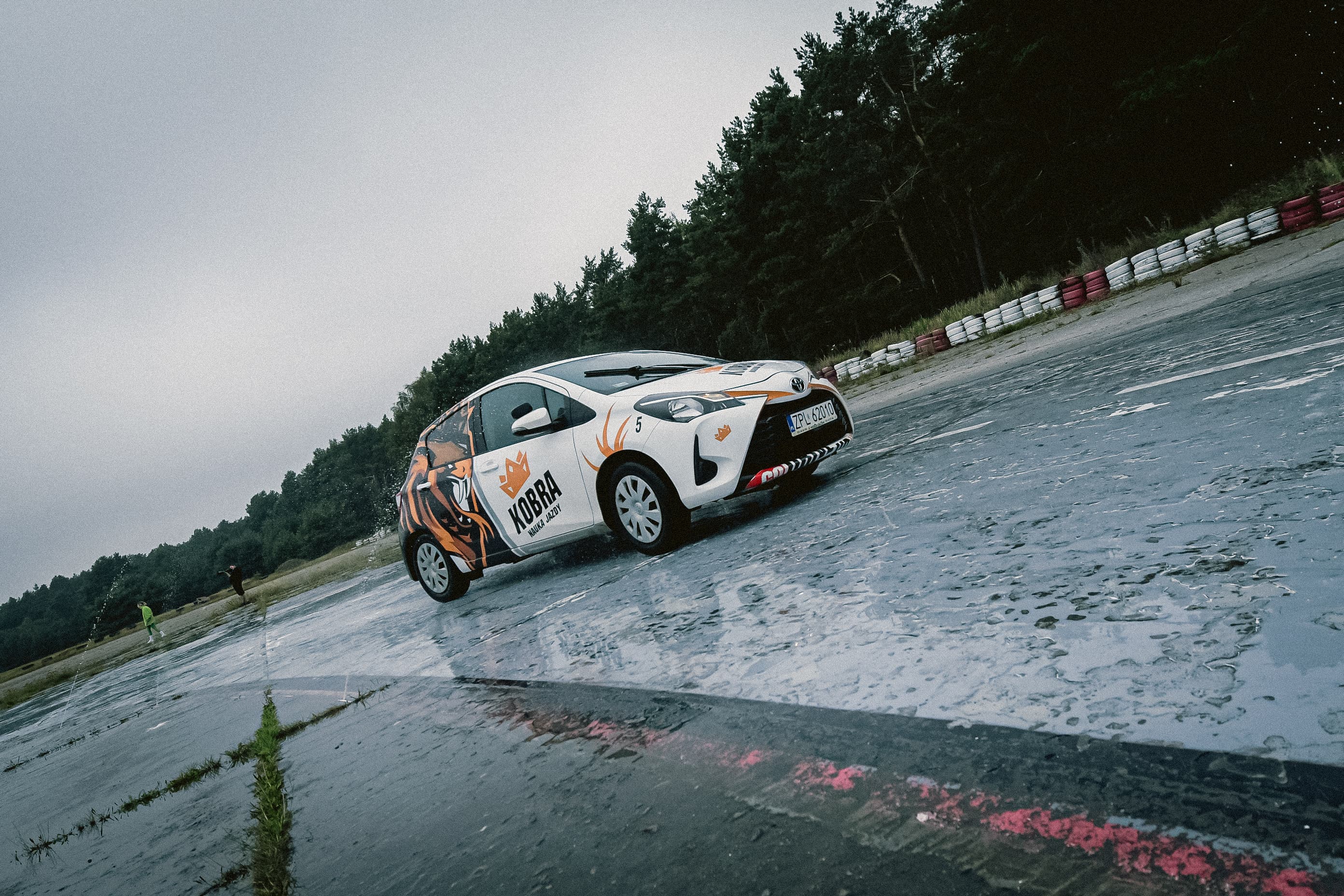 Samochód w dynamicznym przejeździe na torze Motopark Toruń